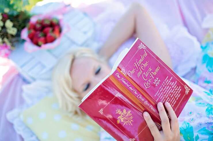 chica leyendo un libro mientras esperas